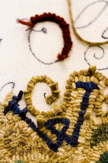 Detail ručného vyšívania v pastelových farbách